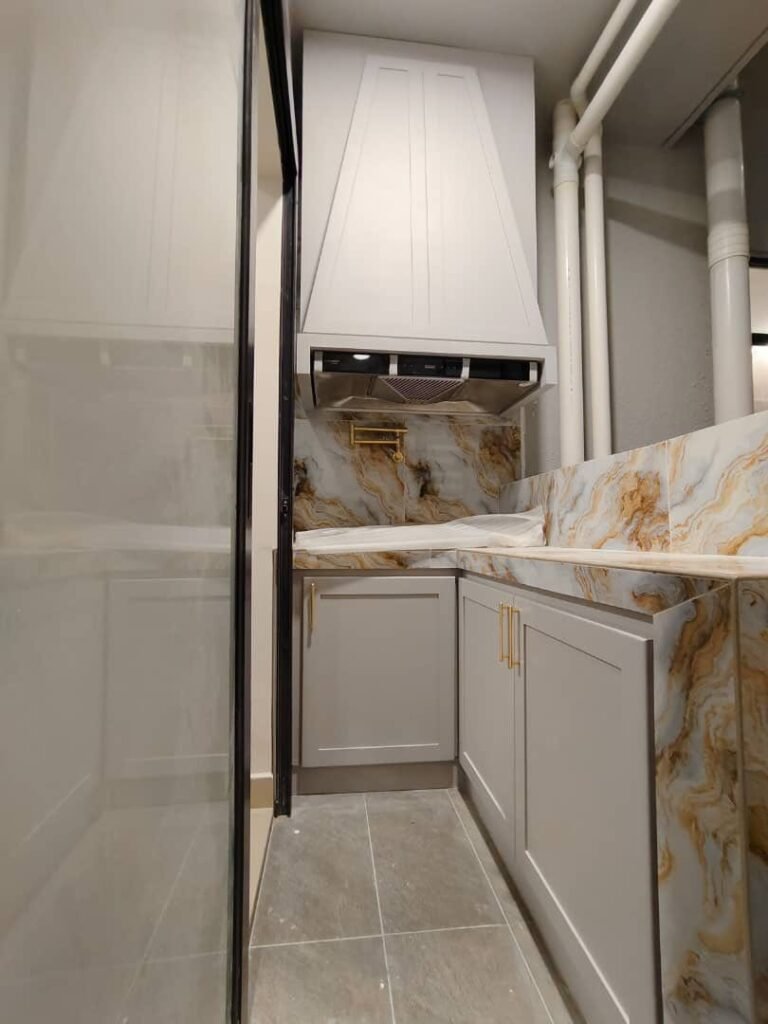 Compact kitchen cabinet with marble design backsplash and built-in hood cabinet