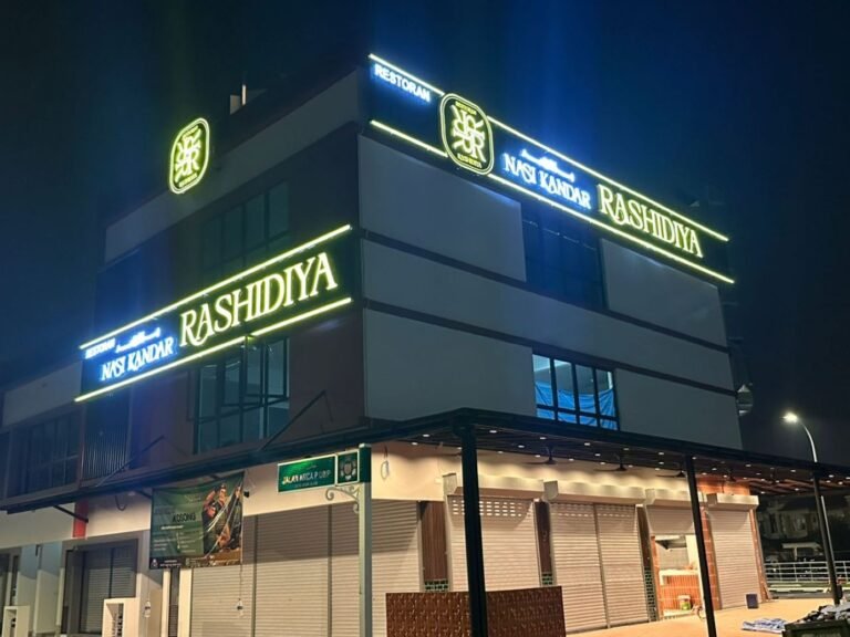 kpglobal-restaurant-facade-illuminated-signage-closeup